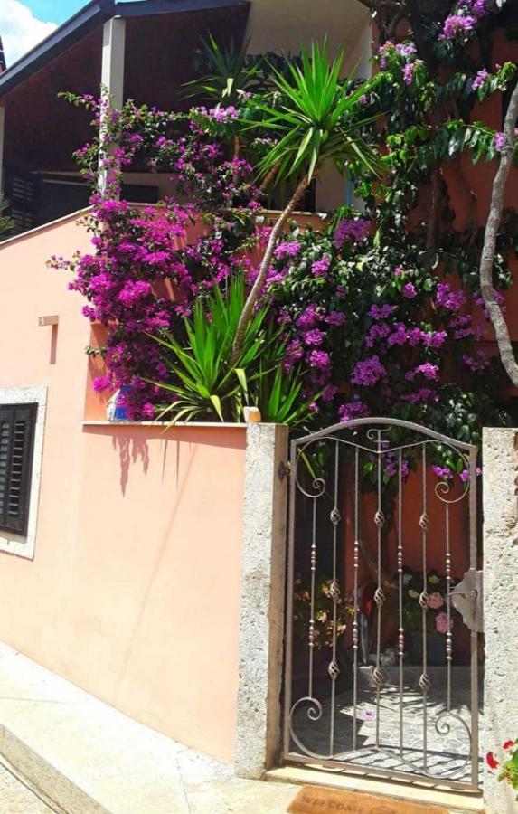 Bougainvillea--Apartment By The Sea Стон Экстерьер фото