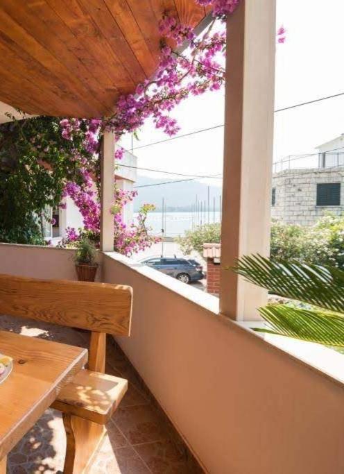 Bougainvillea--Apartment By The Sea Стон Экстерьер фото